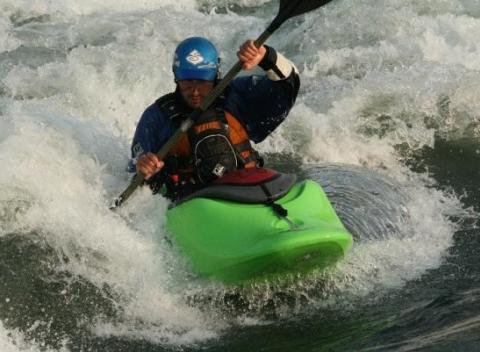 Kajaková škola pre pokročílých v Čunove na umelom kanáli Divoká voda. Užite si nezvyčajné dobrodružstvo a zdokonaľte svoje schopnosti.