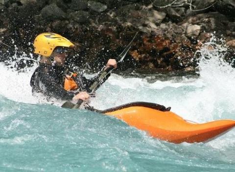 Kajaková škola pre začiatočníkov na rieke Salza v Rakúskych Alpách. Jedna z najkrajších riek s krištáľovo čistou vodou a nádhernými kaňonmi.