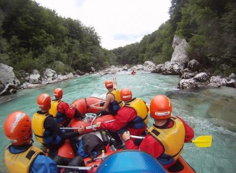 Čakajú vás nezabudnuteľné zážitky pri raftingu na najkrajšej alpskej rieke Soča, ktorá pramení v národnom parku Julských Álp v Slovinsku. 