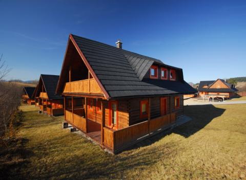 Útulné zruby situované v malebnom prostredí Liptova pre 6 osôb. Ideálnym dovolenka pre rodiny s deťmi, ktorí hľadajú oddych v prírode. 