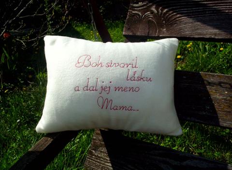 Vyšívané vankúše alebo tričká s vlastným motívom na deň matiek. Napíšte čokoľvek na vankúš, ktorý obdarovanému prinesie tie najkrajšie sny.