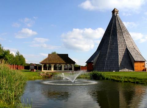 Poďte bývať netradične, len kúsok od Prahy. Zážitkový pobyt vo vagónoch alebo penzióne s wellness v rezorte s najvyšším vigvamom na svete.