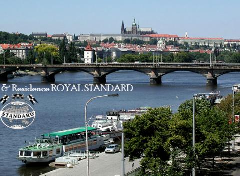 Exkluzívny výhľad na Pražský hrad z luxusného apartmánu hotela v centre Prahy. Ideálne ako darček k narodeninám, výročiu, za vysvedčenie …