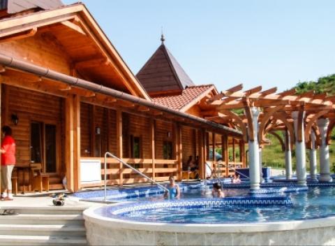 Zažite nezabudnuteľnú dovolenku v apartmánoch Kék Laguna kúsok od kúpeľov Egerszalók a Demjén. Pobyt pre 2 s raňajkami a vstupom do kúpeľov.