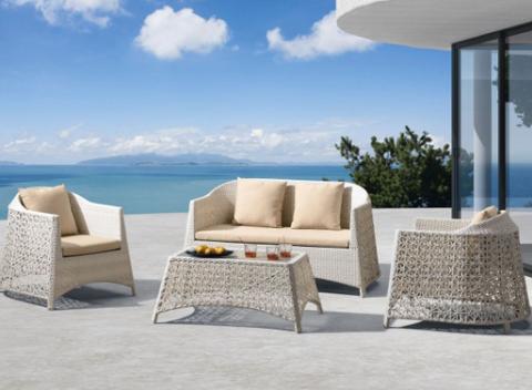 Záhradný ratanový nábytok alebo sprcha. Privítajte slnečné počasie veľkolepo - na balkóne, terase vo svojej záhradke.