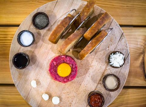 Fajnový tatarák nie je nikdy zlý. V kombinácii s vychladeným pivom a hriankami ešte lepší. Pochutnajte si na ňom v Bayerovej Sladovni. 