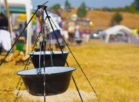 Smaltovaný kotlík s objemom 10 litrov vrátane trojnožky. Od tejto chvíle bude vďaka kotlíku váš záhradný guláš ako od pravého šéfkuchára.