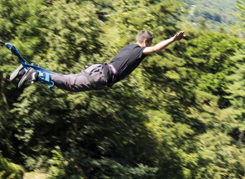 Vyskúšajte si pád do neznáma a nechajte prúdiť adrenalín žilami. Bungee jumping z výšky 60 metrov alebo ľudský katapult. 