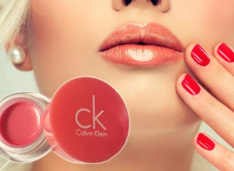 Farebné dlhotrvajúce lesky na pery Calvin Klein Ultimate Edge Lip Gloss. Oživte svoj úsmev letnými farbami leskov na pery. 