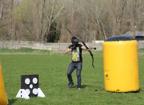 Nový adrenalínový šport Arrow Tag. Vyrazte do boja ostreľovačov, zábava kde máte k dispozícii luk so špeciálnymi penovými šípmi.