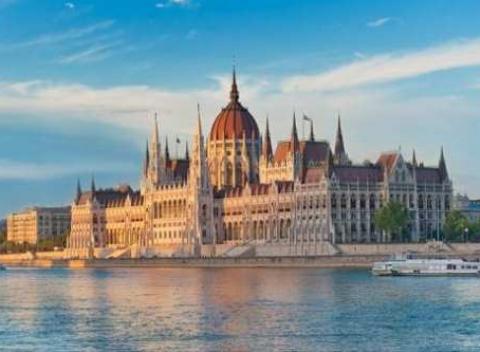 Nechajte sa očariť historickými uličkami krásnej Budapešti! Pobyt v 3* hoteli pre dve osoby s bohatými raňajkami vás príjemne prekvapí.