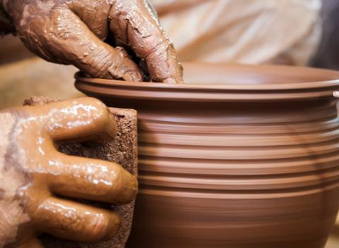 Dvojhodinový kurz ručnej výroby keramiky, ktorý nadchne každú tvorivú dušu. Naučíte sa používať hrnčiarsky kruh a ďalšie techniky.