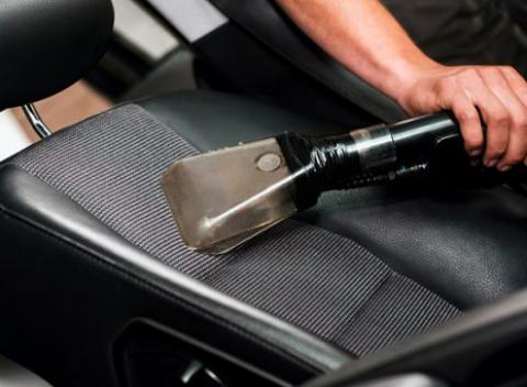 Chcete mať auto zo škatuľky, ale nemáte čas na jeho čistenie a tepovanie? Nechajte to na profesionálov v Autoumyvárni Konček v Bratislave.