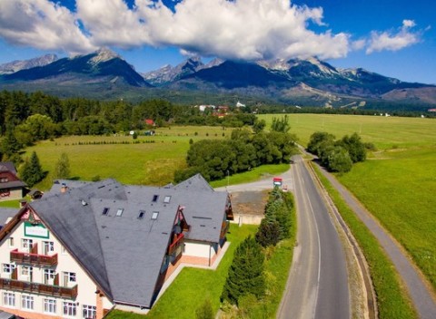 Dovolenka v Tatrách v penzióne Lomnicky s výhľadom na Lomnický štít.