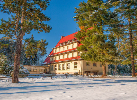 Český raj: Parkhotel Skalní město *** s all inclusive stravou i nápojmi + masáž.