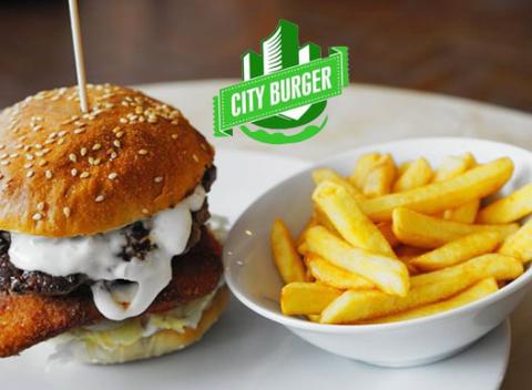 Až 480 gramový City burger s hranolkami. Nadýchaná žemľa z kvásku vlastnej výroby, kvalitné hovädzie mäso, vyprážaný syr a tatárska omáčka. 