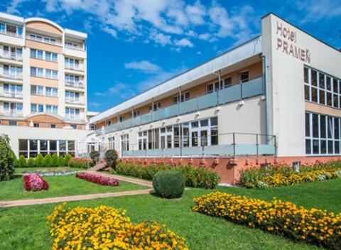 Oddychujte s partnerom počas relaxačného pobytu v Dudinciach v Hoteli Prameň a vychutnajte si neobmedzený vstup do bazéna aj vírivky.