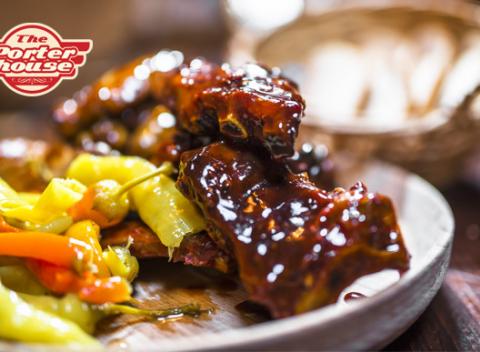 Pol kila glazovaných rebierok v omáčke Jameson a pol kila krídeliek Buffalo s oblohou. Lahodná pochúťka iba v The PorterHouse v Košiciach.