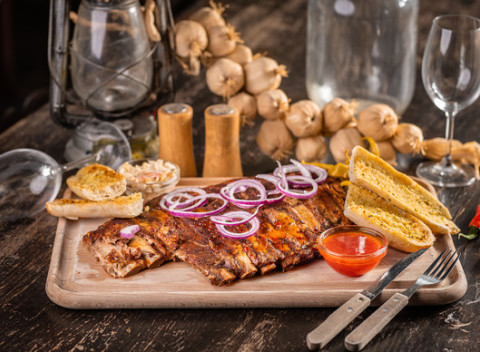 Pečené bravčové rebierka v pikantnej marináde alebo mexická polievka v známom Hacienda & El Diablo.