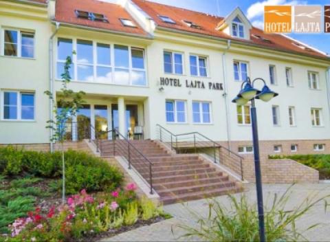 Luxusný víkendový pobyt pri termáloch v Maďarsku. Skvelá wellness dovolenka v Hoteli Lajta Park**** s polpenziou + dieťa zdarma.