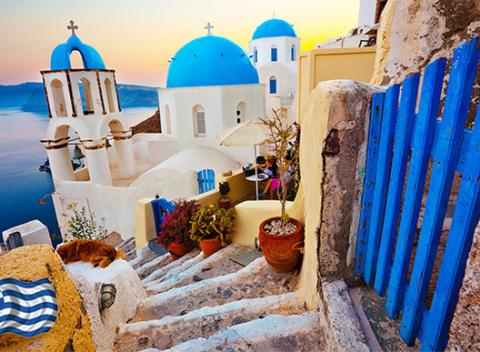 Vydajte sa na jeden z najkrajších ostrovov v Európe. Letná dovolenka na gréckom ostrove Santorini s raňajkami, v štúdiách 50m od pláže. 