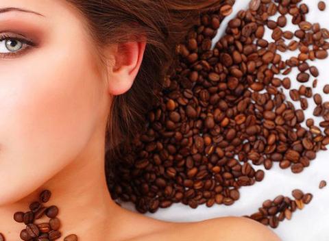 Jemná pokožka so zamatovým efektom, zjednoteným tónom a s lepšou pružnosťou. To všetko vďaka špeciálnej kávovej dermabrázii. 