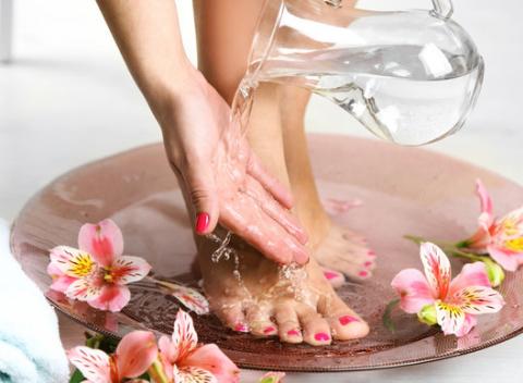 Darujte vašim chodidlám pohodlie a relax, aké si naozaj zaslúžia. Prístrojová pedikúra s maskou, parafínom či wellness pedikúra s kúpeľom.