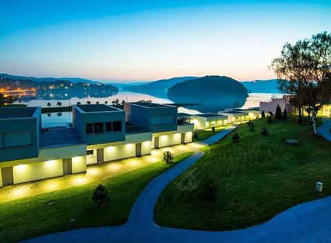 Moderný hotelový komplex Lemon Resort and Spa situovaný pri horskom jazere v Poľsku – polpenzia.