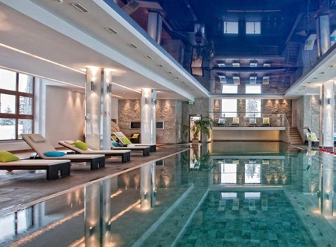 Vychutnaj si luxus v alpskom štýle v peknom prostredí Zakopaného. Pobyt v Grand Hotel Nosalowy Dwór v poľských Tatrách s wellness. 