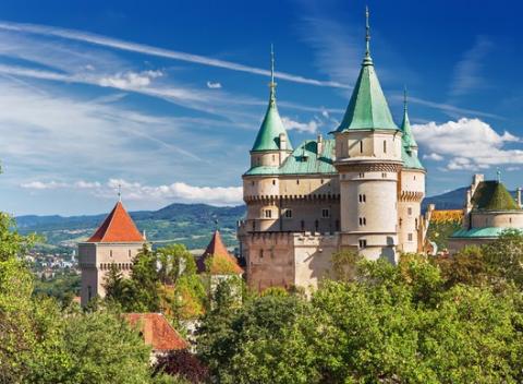 Letná rozprávka v Bojniciach s wellness a polpenziou v Hoteli Športcentrum Bojnice ***. Úžasná slovenská dovolenka pre celú rodinu.