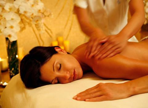 Detoxikačný masážny balík Detox Body Spa. Užite si jemnú a senzuálnu masáž, ktorá vám uvoľní vaše telo a budete po nej krásne voňať.   