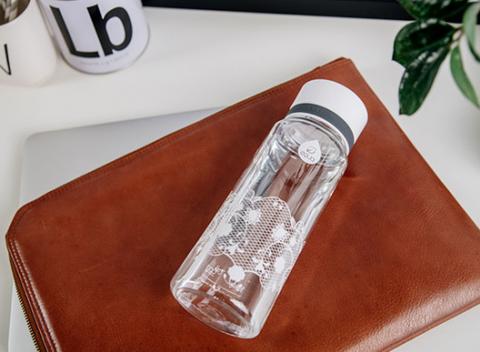 Značkové plastové alebo sklenené ekofľaše EQUA. Dodržujte pitný režim štýlovo a ekologicky. Na výber z niekoľkých orginálnych dizajnov. 