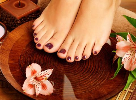 Prístrojová pedikúra s maskou, parafínom či wellness pedikúra s kúpeľom. Darujte vašim chodidlám pohodlie a relax, aké si naozaj zaslúžia. 