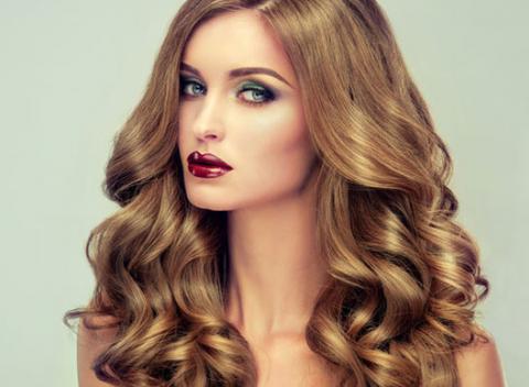 Vlasový balík a grátis regenerácia vyživujúcou maskou značky L’oreal Professionel. Nechajte si rozmaznávať vaše vlasy v salóne Nella Hair. 