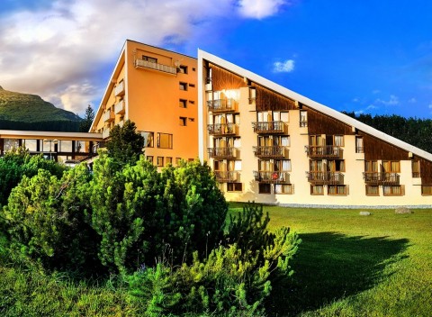 Príjemný víkendový pobyt na Štrbskom Plese v hoteli FIS s raňajkami alebo polpenziou.