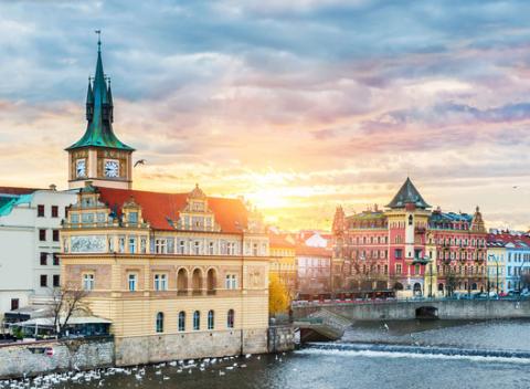 Užite si skvelý pobyt v stovežatej Prahe. Dovolenka v hoteli City Lounge pre 2 osoby s raňajkami alebo polpenziou. 