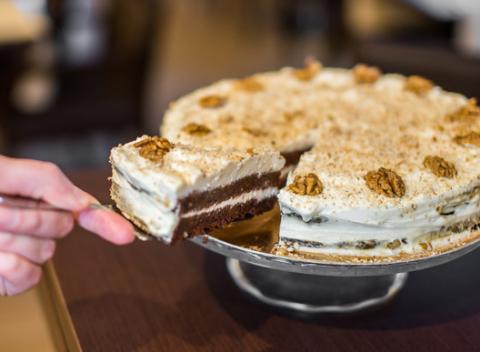Pošteklite vaše chuťové poháriky. Celý cheesecake a mrkvová či medová torta na doma či domáci cheesecake a kávička v reštaurácii Im Lette.