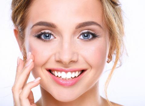 Doprajte vašej pleti luxus v podobe profesionálnej starostlivosti. Hĺbkové ošetrenie pleti s relaxačnou masážou a formovaním obočia.