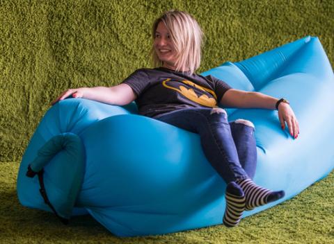 Festivalový vzdušný vak vo veselých farbách. Ľahký, skladný, pohodlný. Najvyšší čas si zaobstarať niečo praktické! 