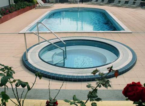 Nechajte sa zlákať atmosférou kúpeľného mesta Trenčianske Teplice. Pobyt v hoteli Kristoff*** s polpenziou, bazénom, vírivkou a procedúrami.