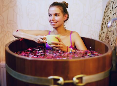 Leto, to je relax, pohoda, skvelá nálada a dokonalá harmónia. Užite si ho v bylinkových kúpeľoch a pri skvelých ochladzujúcich masážach.  