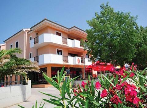 Dovolenka v 4* hoteli Laguna za skvelé ceny. Nachádza sa len 5 m od mora, 2 km od centra mestečka Privlaka a 15 km od mesta Zadar.