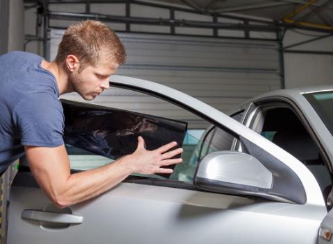 Inštalácia autofólií na okná auta - tónovanie skiel. Fólie zaručujú neskreslený výhľad z automobilu a zabraňujú prieniku slnečných lúčov.