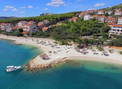 Relax na pláži a nádherný výhľad na more. Fantastická dovolenka v Hoteli Medena*** v chorvátskom Trogire s polpenziou.  