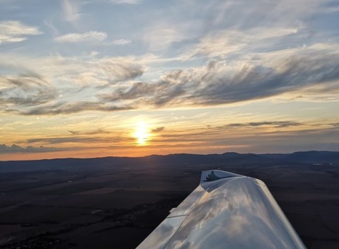 Pilotom na skúšku - zážitkový let nad Bratislavou: Uvidíte Karpaty, Senecké jazerá, Trnavu, Viedeň..