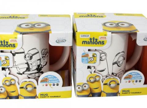 3-dielna súprava obľúbených Mimoňov v podobe keramického hrnčeka, tanierika a plastového pohára, ktoré si vaši drobci môžu vyfarbiť fixkami.