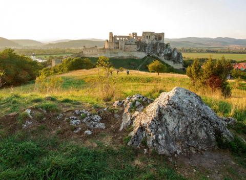 Vstup na Beckov so sprievodným programom. Letný víkend na hrade Beckov, atraktívna poloha na vrchole brala, nádherný výhľad na Považie.