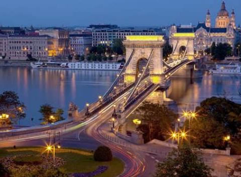 Rodinný pobyt v centre Budapešti v 3* hoteli s raňajkami. Navštívte kúpele, pamiatky a vychutnajte si špeciality maďarskej kuchyne.