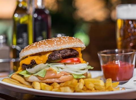 4 druhy burgerov s hranolkami a nápojom v ALFE. Príďte sa s chuťou zahryznúť do šťavnatého nefalšovaného kusu kvalitného hovädzieho mäsa.