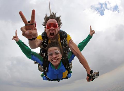 Svet z vtáčej perspektívy. Tandemový zoskok nad prekrásnymi Bojnicami. Nepotrebujete žiadnu zdravotnú prehliadku ani výcvik.